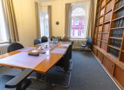 Konferenztisch (Foto: Matthis Röpke, 2025)